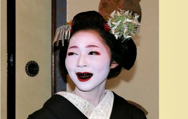 Geisha con denti neri Geisha con denti neri